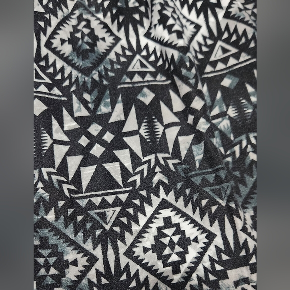 Capri Leggings, Geometric Design, sz 15/17 - Picture 3 of 4